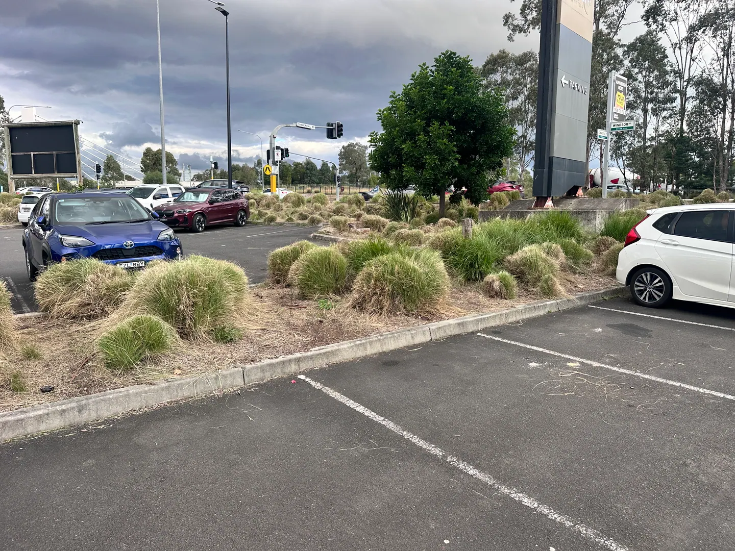 Planted parking areas and guest access at a hospitality property